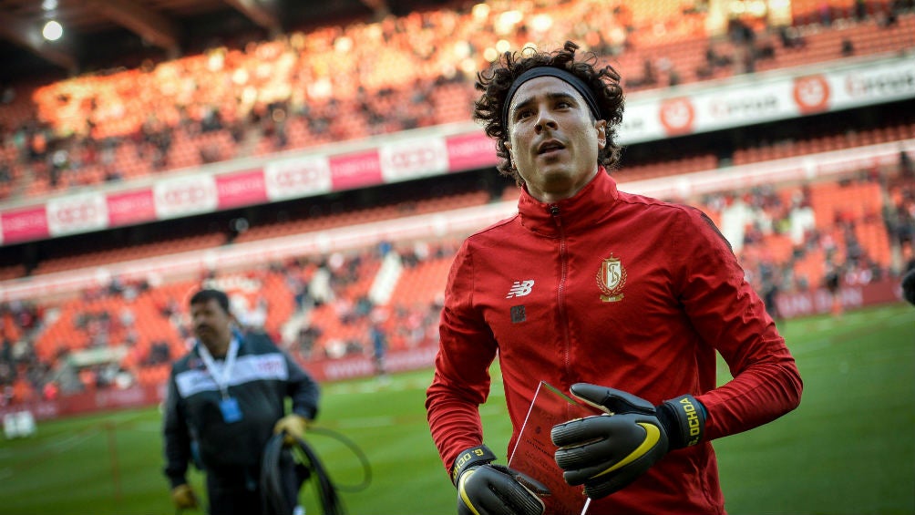 Ochoa recibe premio después del encuentro del Standard de Lieja 