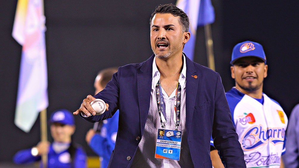 Edgar González durante un evento de beisbol