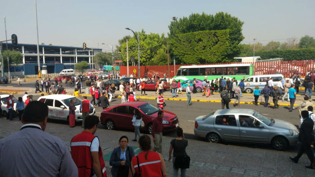 Gente sale del Palacio de Justicia 