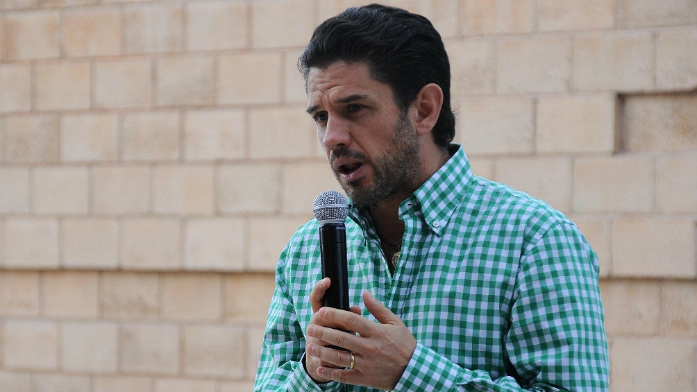 Alejandro Irarragorri durante la develación de la estatua a Chucho Benítez