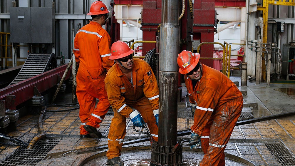 Trabajadores de Pemex colocan un taladro para perforar el suelo