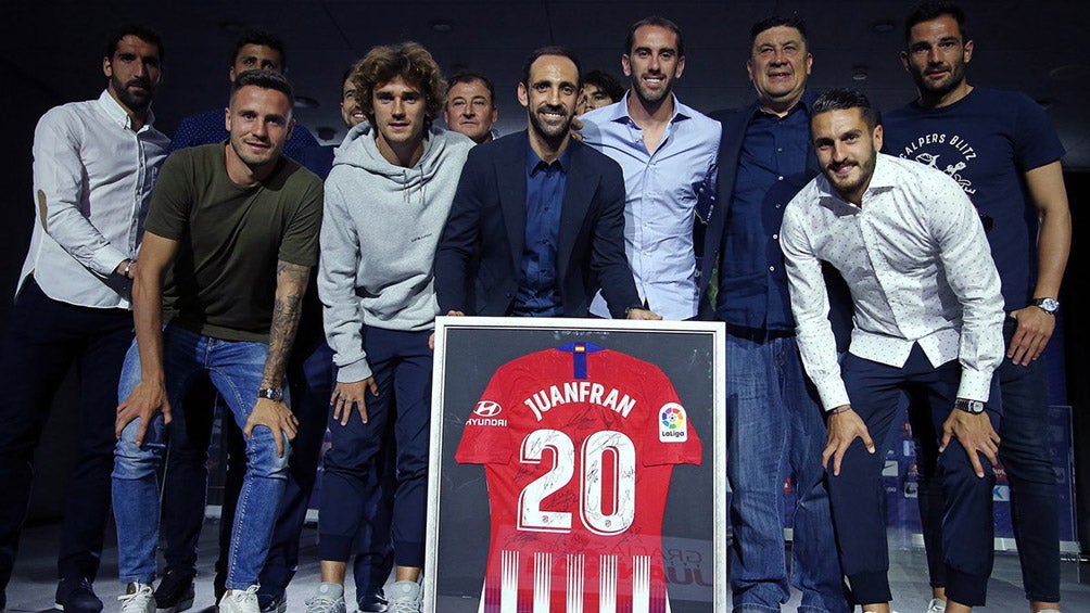 Juanfran recibe un homenaje en el Metropolitano 