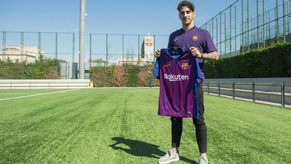 Ludovit presume la playera del Barcelona 