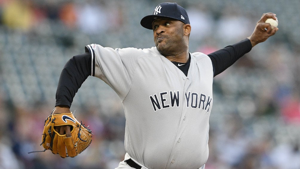 Sabathia de Nueva York lanza durante el primer inning ante los Orioles