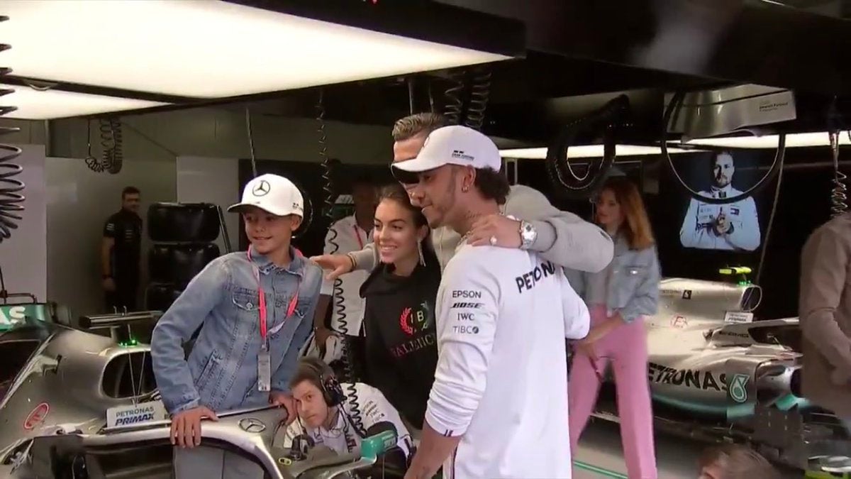 Cristiano y su familia posan con Hamilton