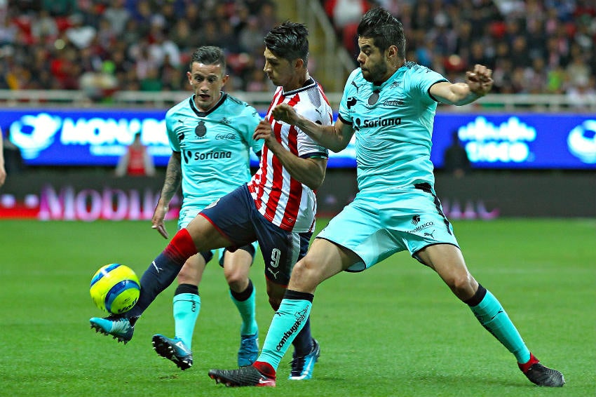 Araujo pelea el balón contra Pulido 