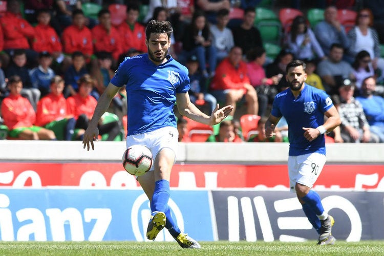 Pollo Briseño conduce el balón en su paso por el Feirense