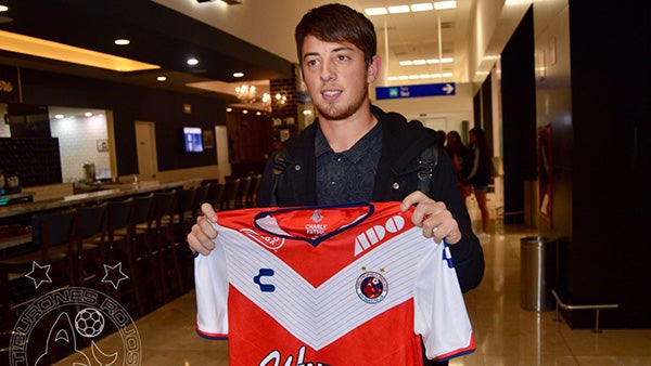 Matías Santos con la playera de Veracruz 