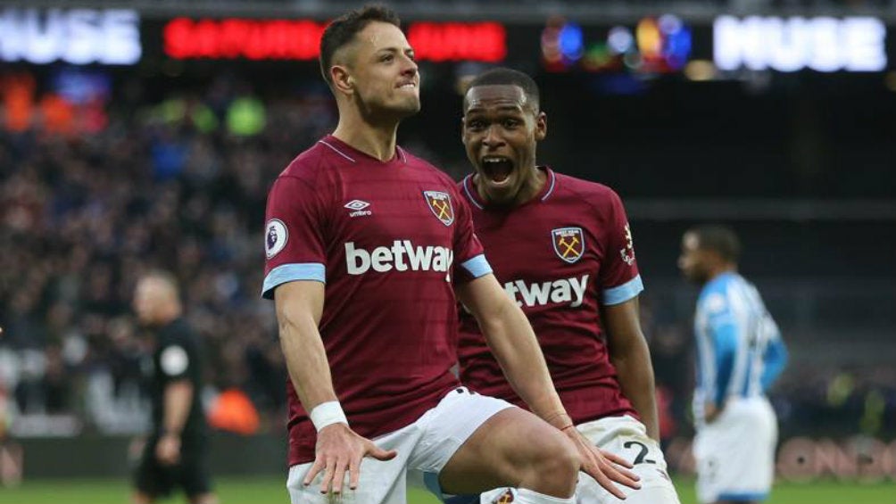 Chicharito festeja gol con los Hammers