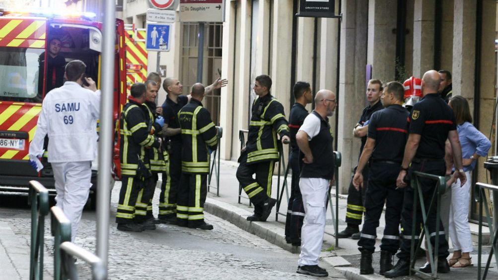 Bomberos franceses trabajan en la zona de la explosión en Lyon