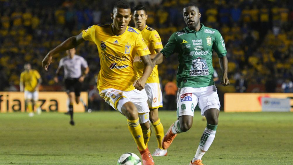 Meza y Joel Campbel, durante el partido en el Volcán