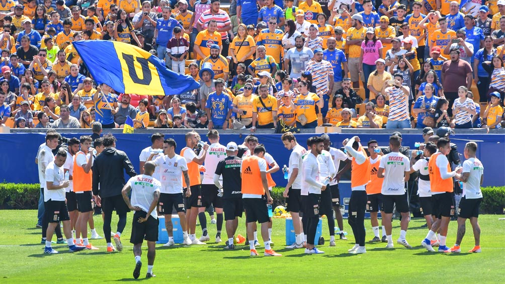 Tigres calienta en el terreno de juego del Volcán