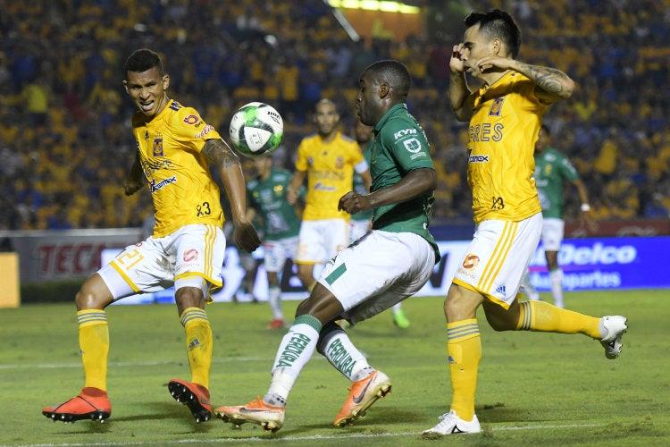 Meza y Zelarayán intentan cortar el juego de Campbell 