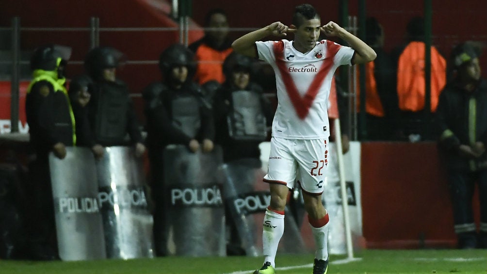 Felipe Flores celebra anotación con los Tiburones Rojos