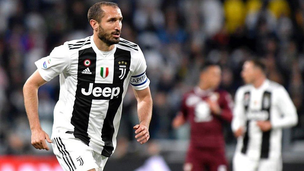 Chiellini, durante un duelo con la Juventus en Serie A 