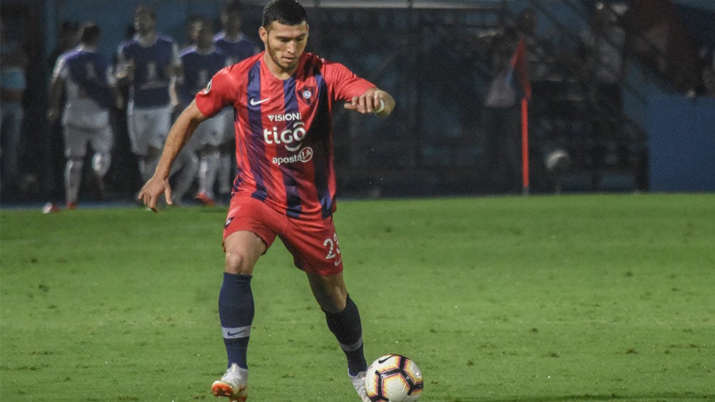 Juan Escobar conduce el esférico en un duelo con Cerro Porteño