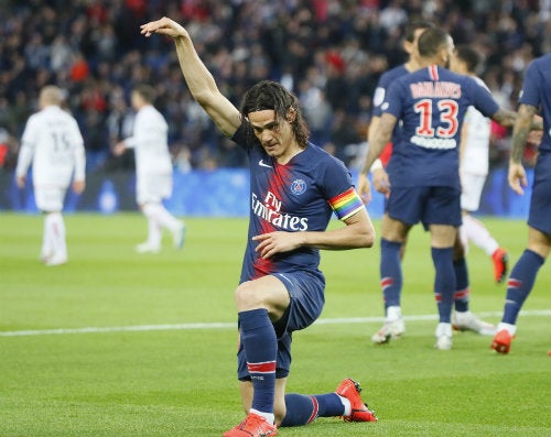 Cavani celebra una anotación frente al Dijon FCO