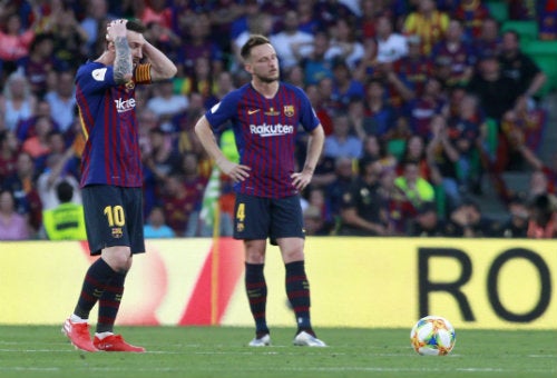 Messi y Rakitic reaccionan tras un gol del Valencia