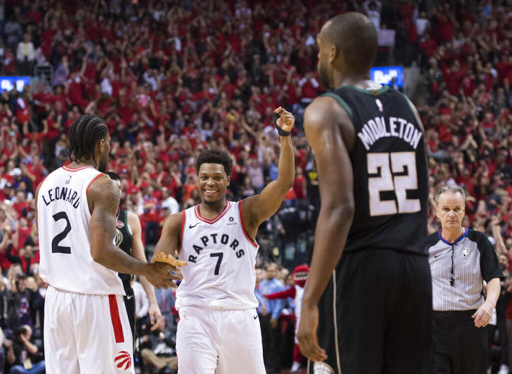 Kyle Lowry festeja el triunfo contra los Bucks