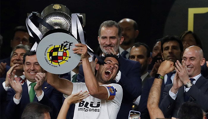 Daniel Parejo levantando el trofeo de Copa 