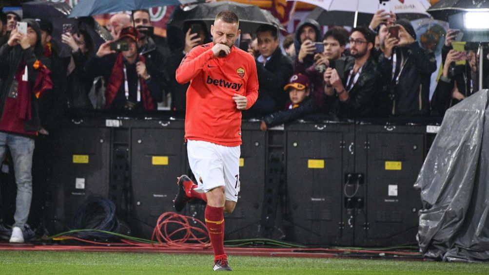 Daniele De Rossi salta a la cancha del Olímpico de Roma