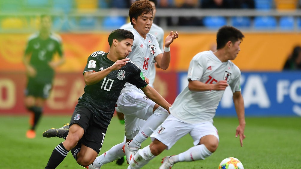 Lainez disputa el balón en juego frente a Japón