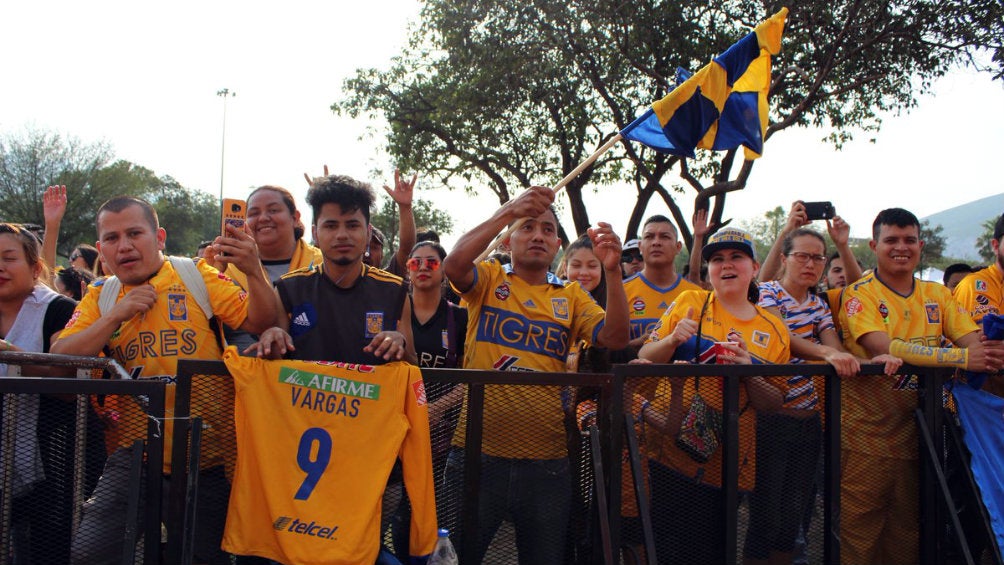 Afición de Tigres a las afueras del Estadio Universitario 