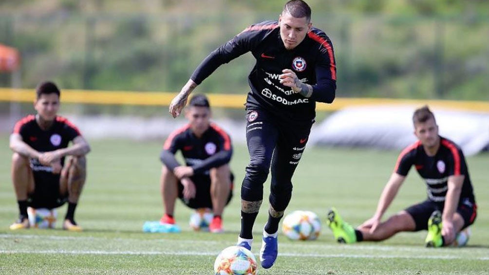 Nicolás Castillo, durante un entrenamiento con Chile