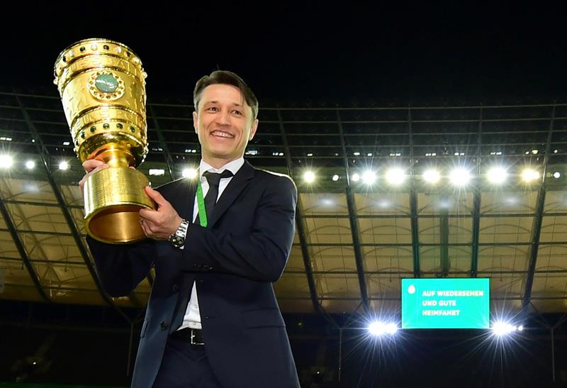 Niko Kovac a posa con la Copa de Alemania,