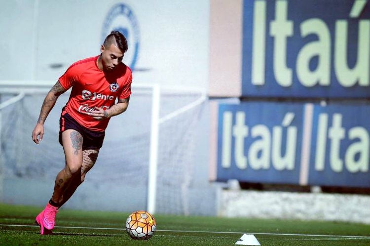 Eduardo Vargas entrena con La Roja