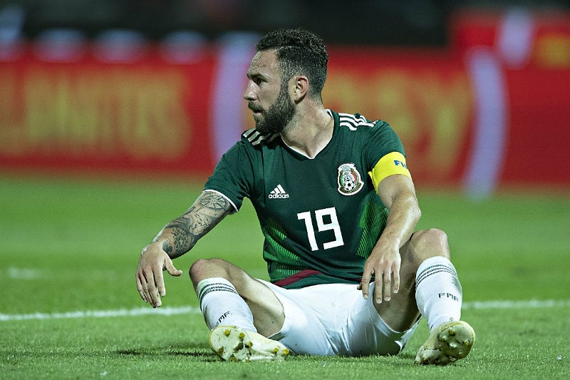 Layún en el césped durante un juego con el Tri