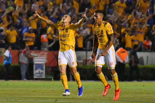 Jorge Torres celebra un gol con Tigres 