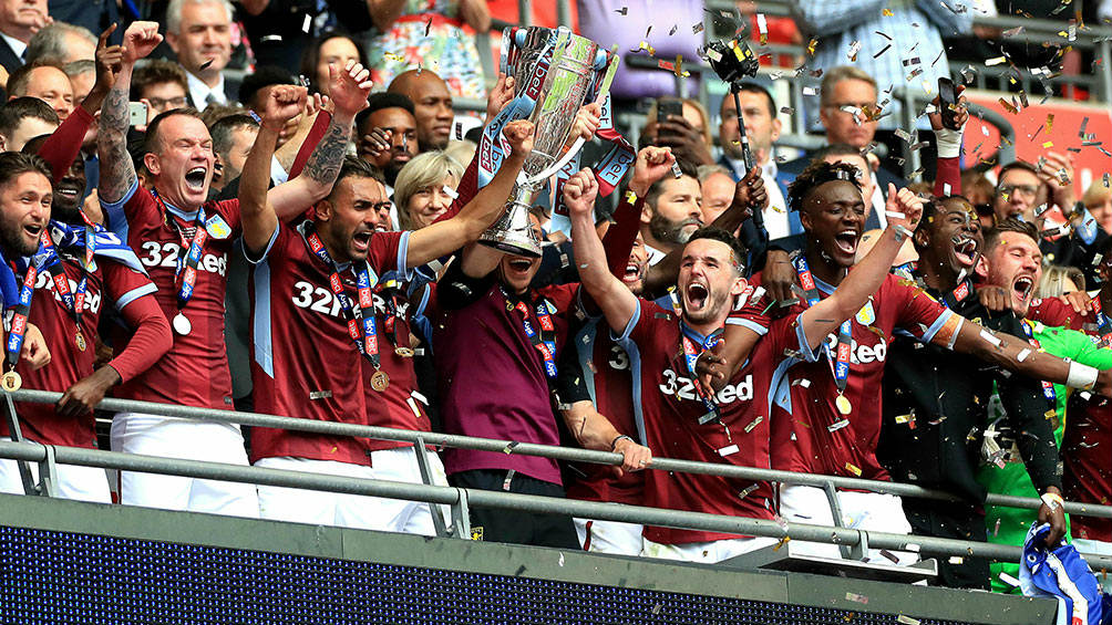 Jugadores del Aston Villa celebrando su Ascenso a la Premier 