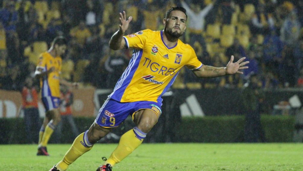 Andy Delort festeja un gol con Tigres en el Apertura 2016