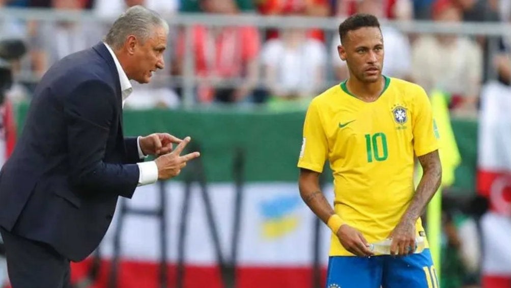 Tite le da indicaciones a Neymar durante un partido