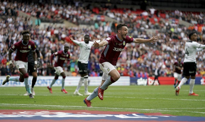 Jugadores del Aston Villa en festejo de gol 