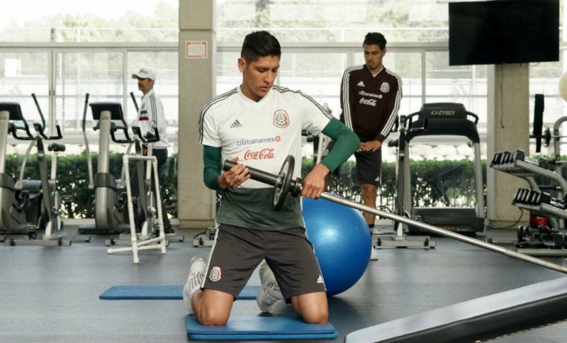 Edson Álvarez entrena en el CAR