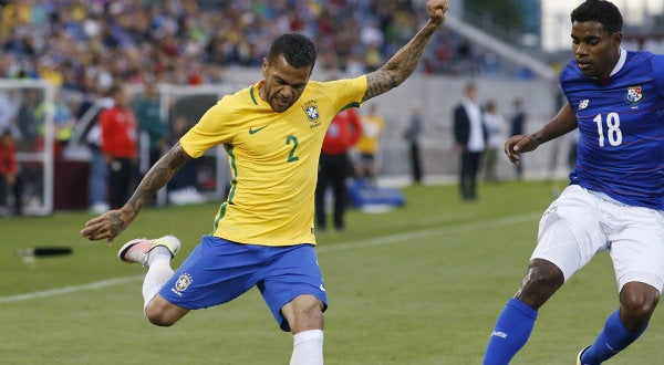 Dani Alves ejecuta un centro en un partido contra Panamá