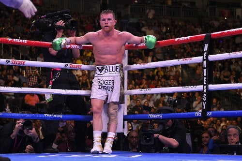 Álvarez durante la pelea contra Jacobs