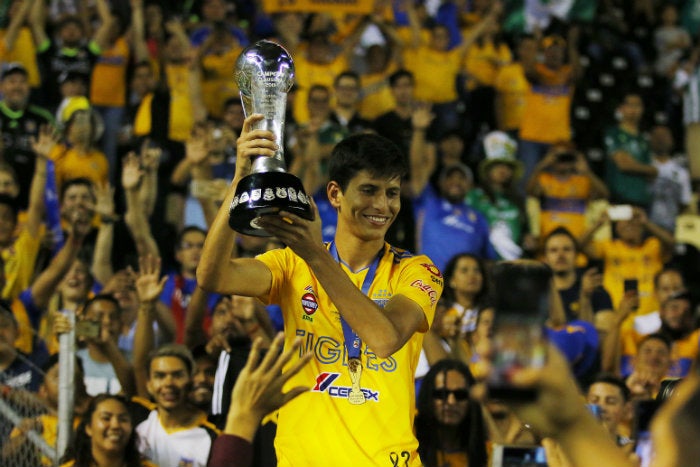 Jürgen Damm con el trofeo de Liga 