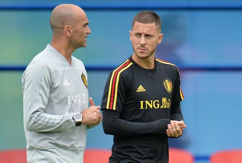 Roberto Martínez charlando con Eden Hazard