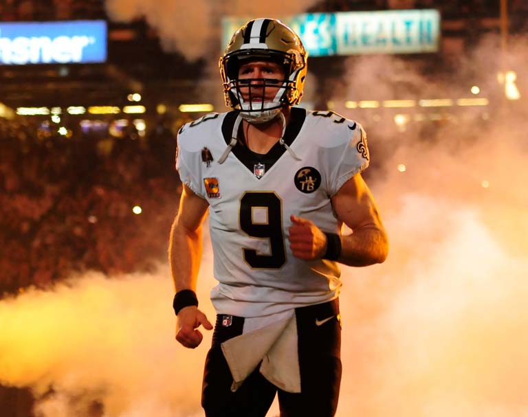 Drew Brees sale a la cancha