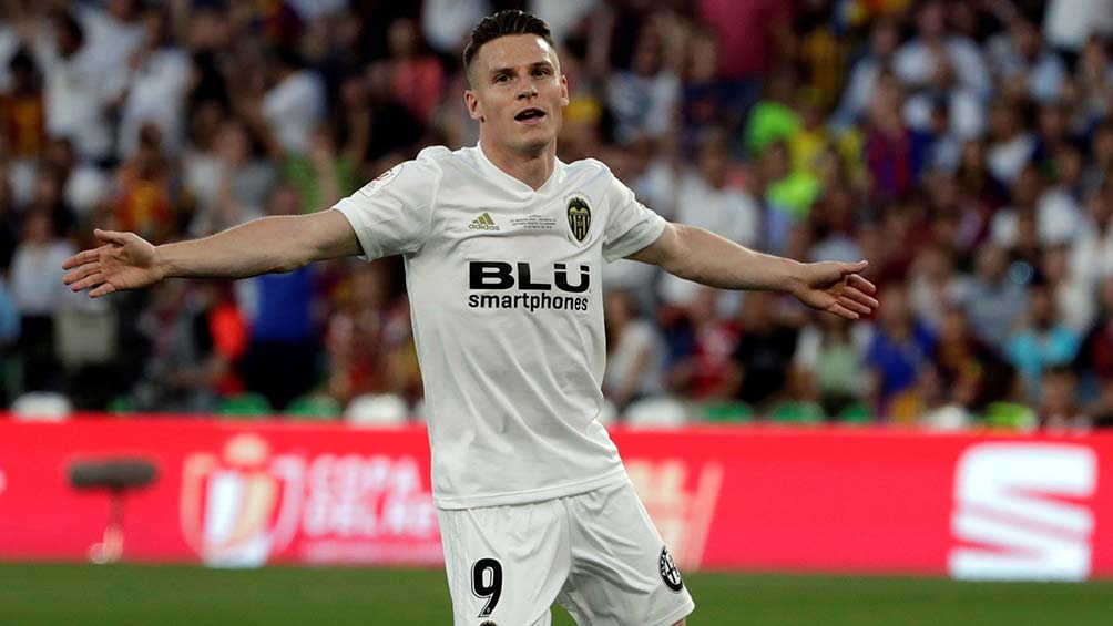 Kevin Gameiro en un partido con el Valencia