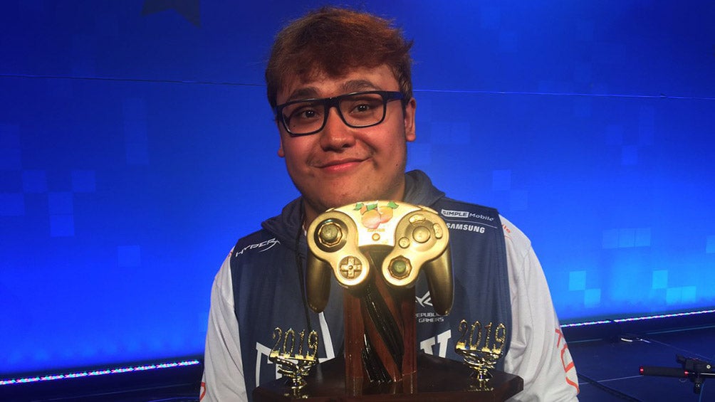 MkLeo presume su trofeo de MomoCon 2019