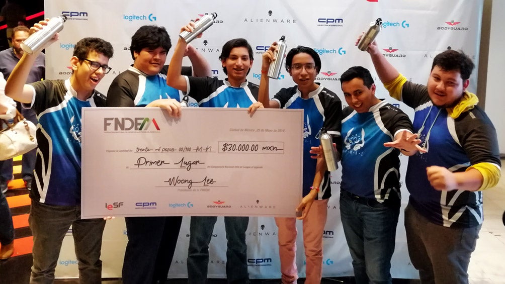 Los jugadores de Nawal Gaming festejan tras ganar el torneo de League of Legends