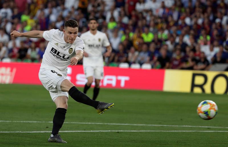 Kevin Gameiro realiza un disparo