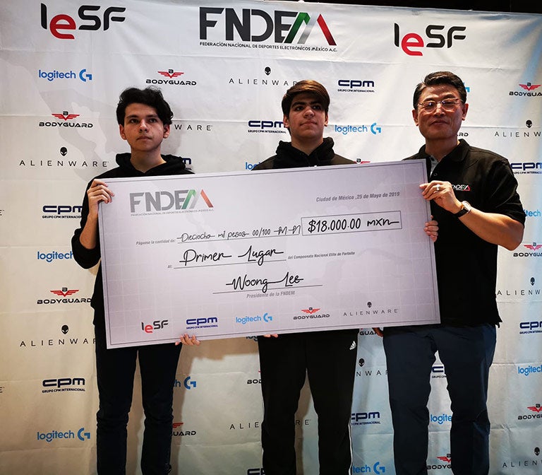 Lee Woong (der.) entrega el cheque de campeón a Overknights