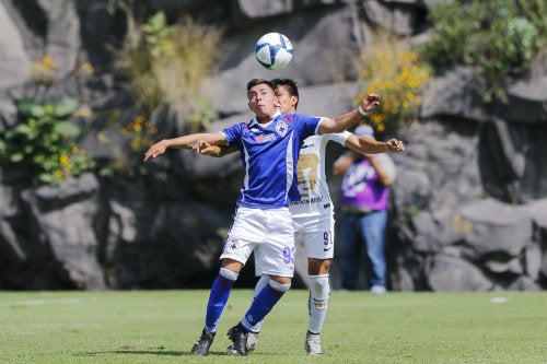 Acción durante un encuentro ente Cruz Azul Hidalgo y Pumas 