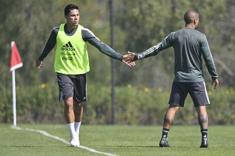 Carlos Salcedo en un entrenamiento con el Tri