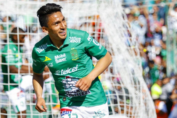 Ángel Mena festeja un gol con el León